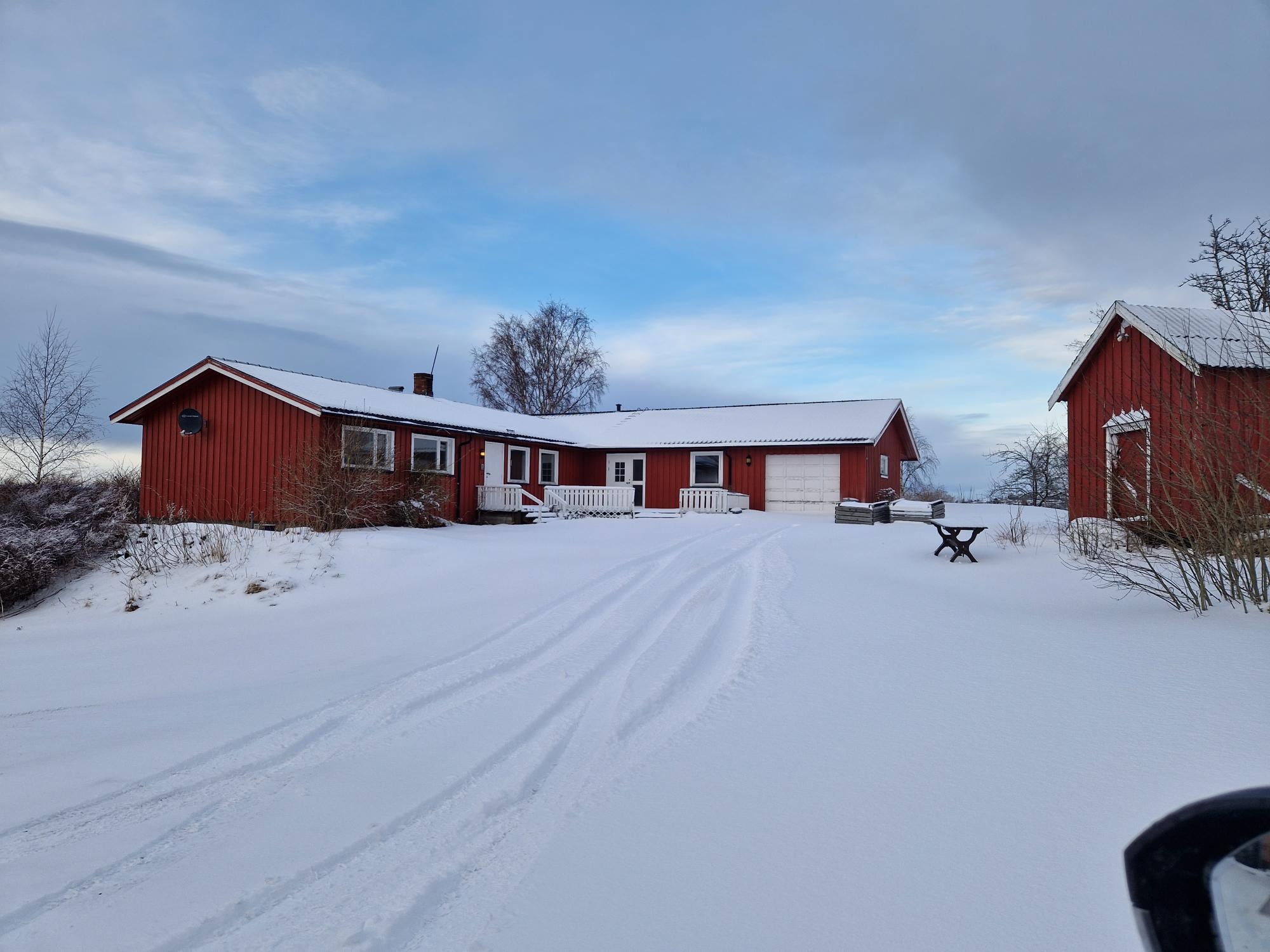 Vinterbilde av boligen